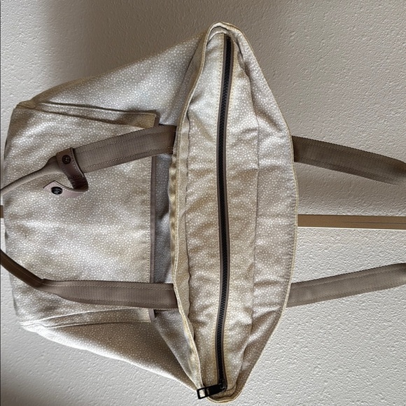 Lululemon Live Free Tote Bag – Versatile and Spacious - Picture 10 of 16